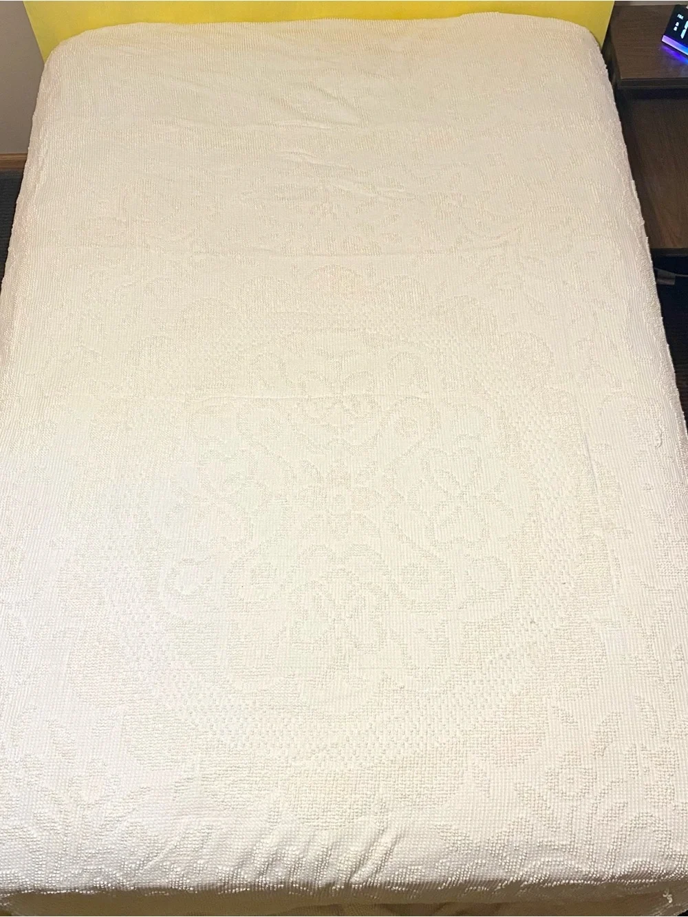 Vintage Midcentury White Floral Mandala Hobnail Bedspread with Fringe Twin Full